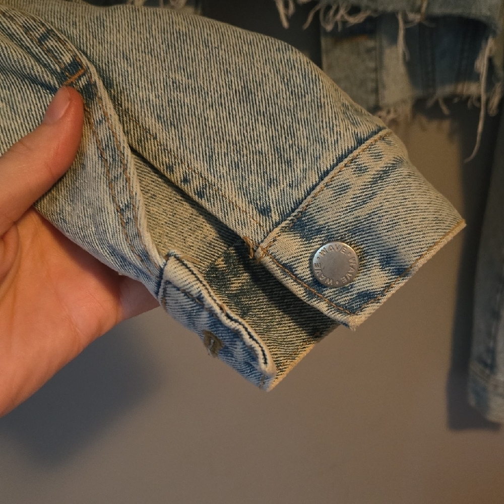 Cropped Distressed Denim Jacket - Picture 11 of 16